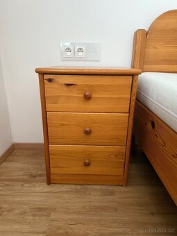 Masivní borovicová postel 180x210cm + matrace + noční stolky - 7
