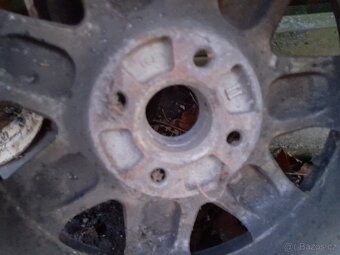 Prodám alu kolo na VW Golf 2 s pneu Goodyear - 7