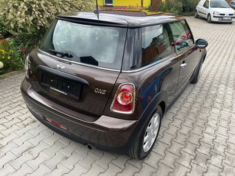 Prodám Mini Cooper 1.6 i,r.v.2012 75 koní, nový olej a brzdy - 7
