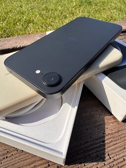Apple iPhone 16e, 128GB, černý - 7