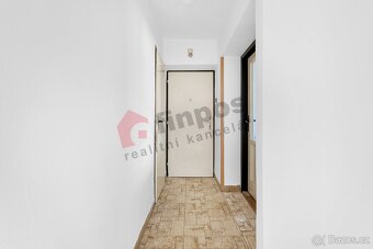 Prodej bytu 2+1 55 m2 se zahradou 280 m2 a garáží v Újezdu u - 7