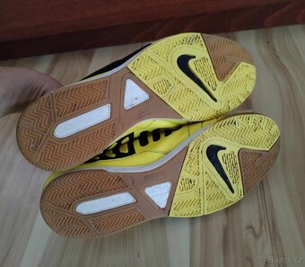 Žluté boty sálovky Nike a černé tenisky 40/41 - 7