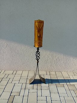 masivní, kovový, tepaný svícen se svíčkou, lovecký motiv - 7