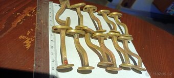 Mosazné kování ,meziokenní zarážky 11ks. - 7