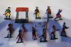 cínoví vojáčci a další figurky - 7