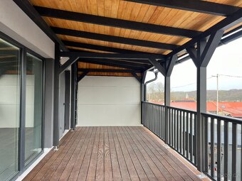 Moderní dřevěná pergola – antracit / přírodní dřevo - 7