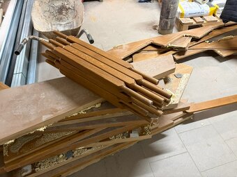 Dubové schodiště, dřevo rozebrané - 7