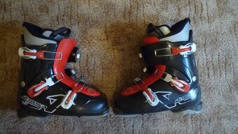 Dětské sjezdové (carvingové) lyže + hůlky + lyžáky - 7