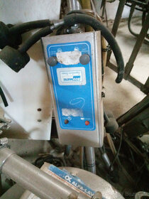 Dojící podtlaková technologie + klece na dojení - 7