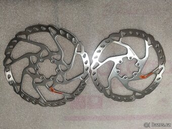 Spousta nových brzdových kotoučů 6 děr a CL. - 7