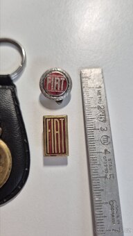 Original klíč Fiat 600 s klíčenkou a 2 odznaky - 7