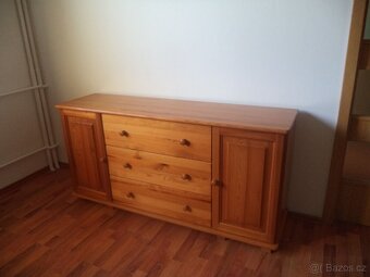 Stylová dřevěná komoda – kombinace šuplíků a dvířek - 7