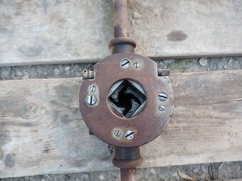 Svěrák Pionýr a závitník - 7