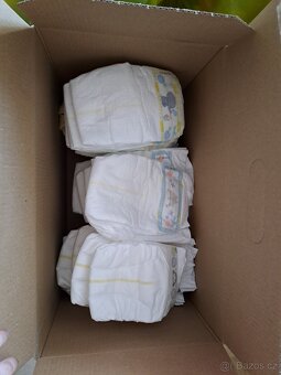 Mix oblečení na holčičku a plenky Pampers - 7