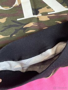 Krasna maskačová mikina Calvin Klein Nova s visackou - 7