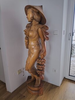 Socha ženy, dřevo, výška 150 cm. - 7