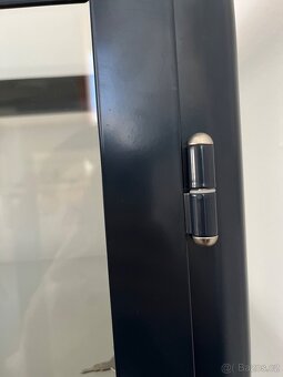 Modrá vitrína ve skandinávském stylu z IKEA - 7