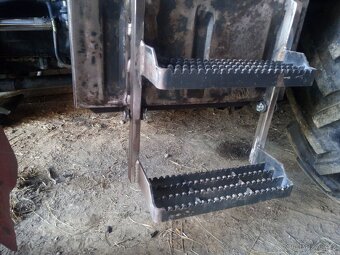 Schodky (stupačky) na Zetor UŘI - 7