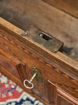 Intarzovaná dubová truhla z 18. století - 7
