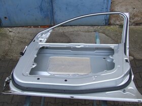 Prodám pravé přední a zadní dveře na Ford Fusion 2004 - 7