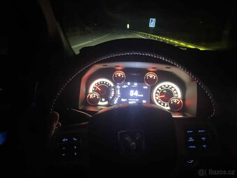 Dodge RAM 1500 Laramie 5.7 HEMI CrewCab2014--4x4--tažné 3.5t - 7