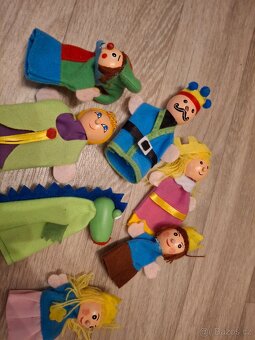 Hračky 50 kusů, Barbie věci, svítící lampa, pop-it, Playmobi - 7