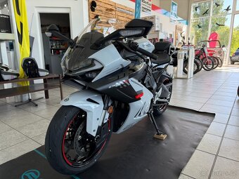 CFMOTO 675 SR-R - šedá, bílá skladem AKCE HELMA - 7