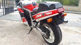 Suzuki GSXR 750 - 7