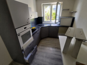 Kuchyňská linka včetně indukční varné desky a trouby Mora - 7