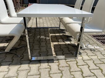 Bílý jídelní stůl a 6 designových židlí v krásném stavu - 7