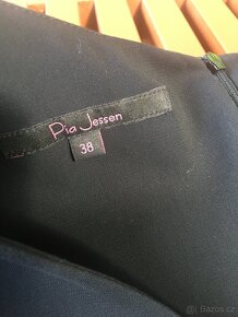 "Malé černé" zn. Pia Jessen, vel. S/M - 7