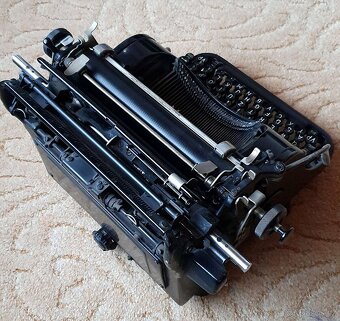 Starožitný psací stroj Olympia - 7