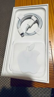 IPhone 11 64GB zelený. Top stav - 7