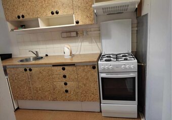 neprůchozí samostatný pokoj - 7