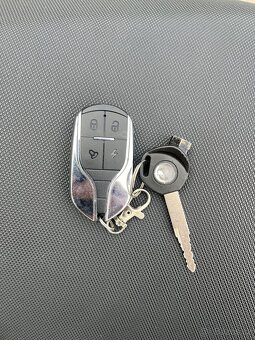 Skůtr Yuki 125i via na benzín skoro nový. - 7