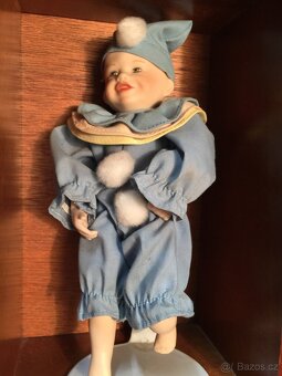 sběratelské panenky porcelánové značené  a polička - 7
