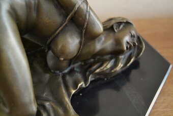 Bronzová socha - SVÁZANÁ ŽENA - OTROKYNĚ - 7
