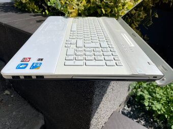 velký 17" notebook SONY Vaio - grafika na hry ATI - 7