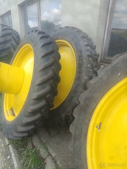 Prodám kultivační kola dvojmontáž na John Deere - 7