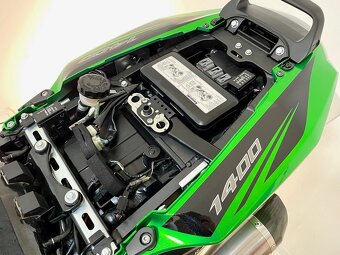 ZZR 1400 původ ČR, pouze 27tis, jako nová - 7