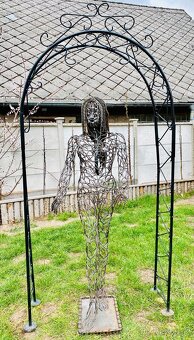 Prodám kovovou sochu ženy - 7