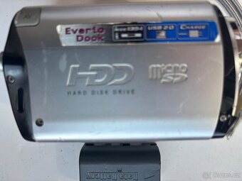 Videokamera JVC Everio s příslušenstvím - 7