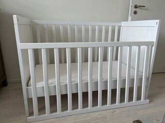Dětská postýlka bílá IKEA Sundvik + matrace IKEA Skonast + o - 7