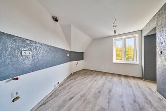 Prodej nového mezonetového bytu 3+1 se zahradou s bazénem - 7