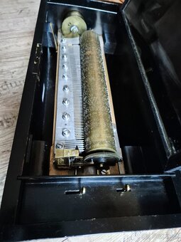 Krásný starožitný hrací stroj se zvonečky a bubínkem - 7