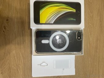Prodám IPhone SE 64GB černý - 7