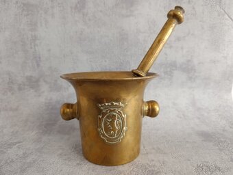 Krásný starý mosazný hmoždíř s erbem a tloikem - 7