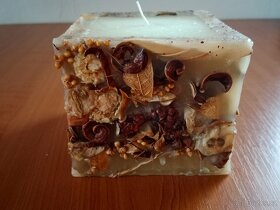 RUČNĚ VYROBENÁ VONNÁ DEKORATIVNÍ SVÍČKA - 7