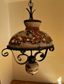 Keramické lustry s kovovou kostrou a květinovými ornamenty - 7
