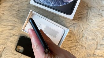 Prodám černý iPhone XR 64GB - 7